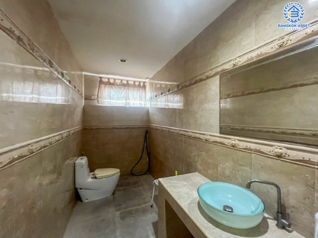 *****บ้านเดี่ยวมือสองย่านกรุงเทพฯ ม.แจ้งวัฒนะ ซอยแจ้งวัฒนะ10 หลังมุม เนื้อที่กว้างขวางมากถึง 272 ตร.ว. ฟังก์ชัน 7 ห้องนอน 5 ห้องน้ำ ที่จอดรถ 10 คัน ที่ดินสุดกว้างขวาง บนทำเลหายาก เชื่อมต่อทุกการเดินทางอย่างสะดวกสบาย ใกล้รถไฟฟ้าสายสีชมพูและสายสีแดง "สถานีหลักสี่" และทางด่วน "ศรีรัช" จองเลยวันนี้!!